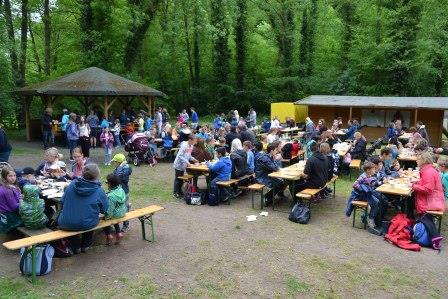 Stärkung bei Würstchen und Nudelsalat
