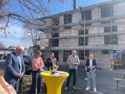 Grundsteinlegung mit Bürgermeister und Landrat.jpg