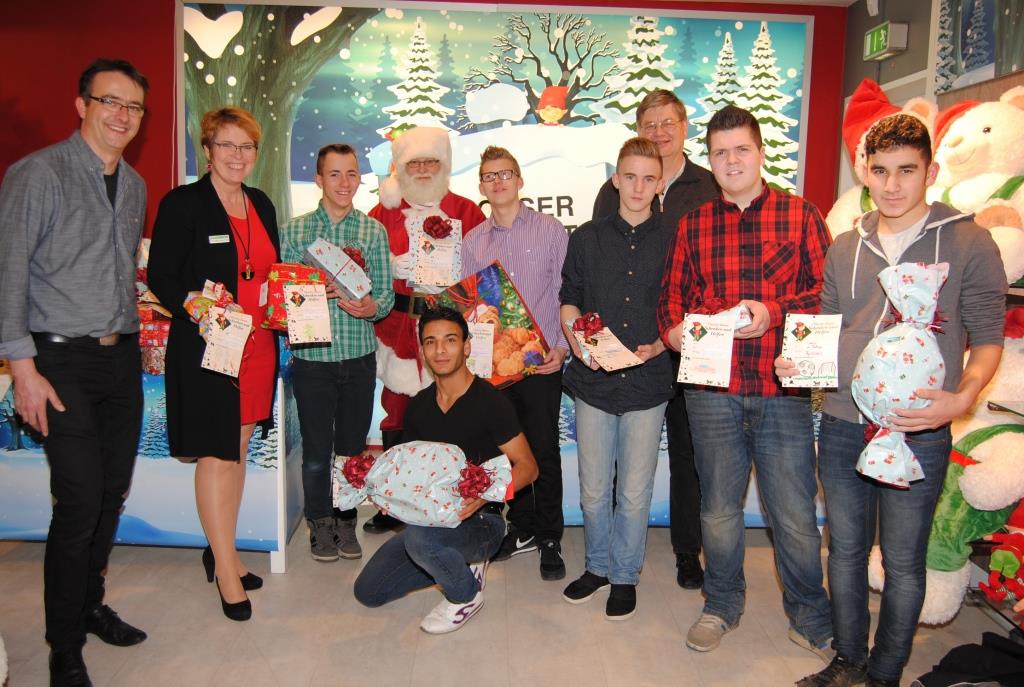 Die jugendlichen Jungs der Gruppe 8 haben die Ehre!