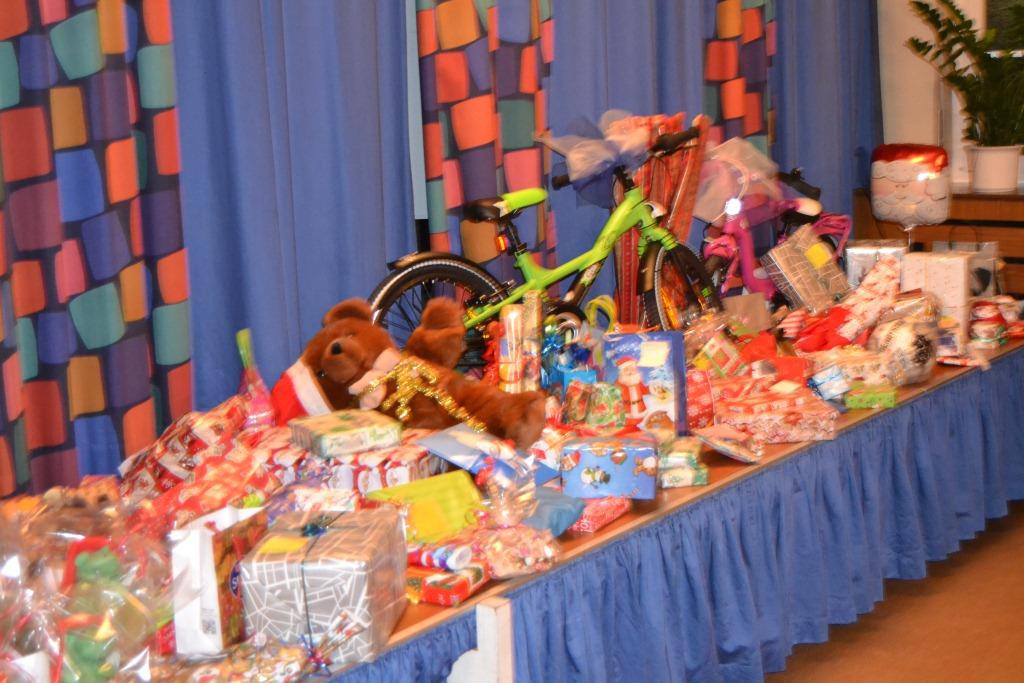 Die Bühne unseres Festsaals voller Geschenke! Für jeden eins.....toll!