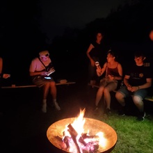 Inklusive Sitzecke für Jugendliche mit Lagerfeuerstelle