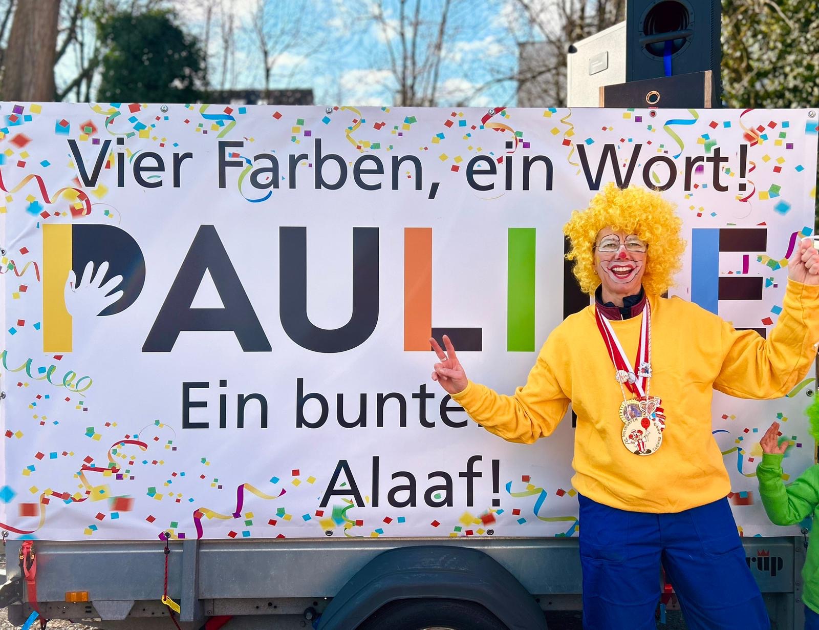 Der Karnevalswagen der PAULINE mit dem neuen Logo
